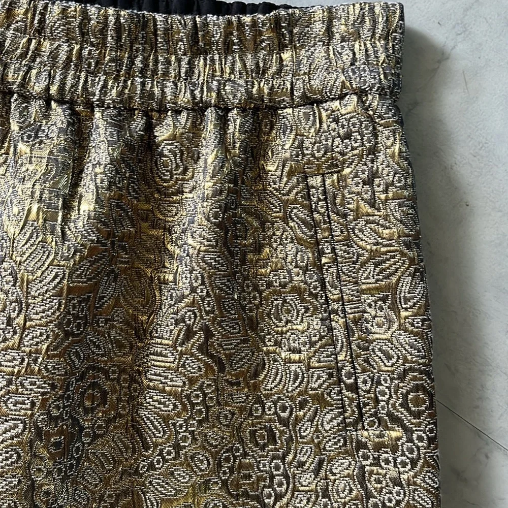Loft Gold metallic mini skirt  elastic waist. Front welt style pockets EUC Sz SP